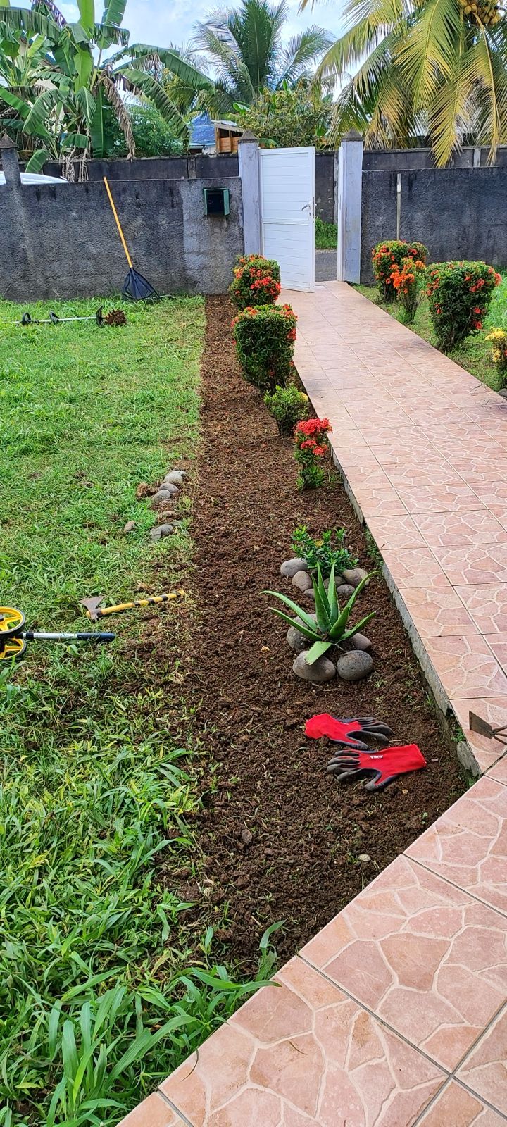 Création d’un massif fleuri le long d’une allée — après